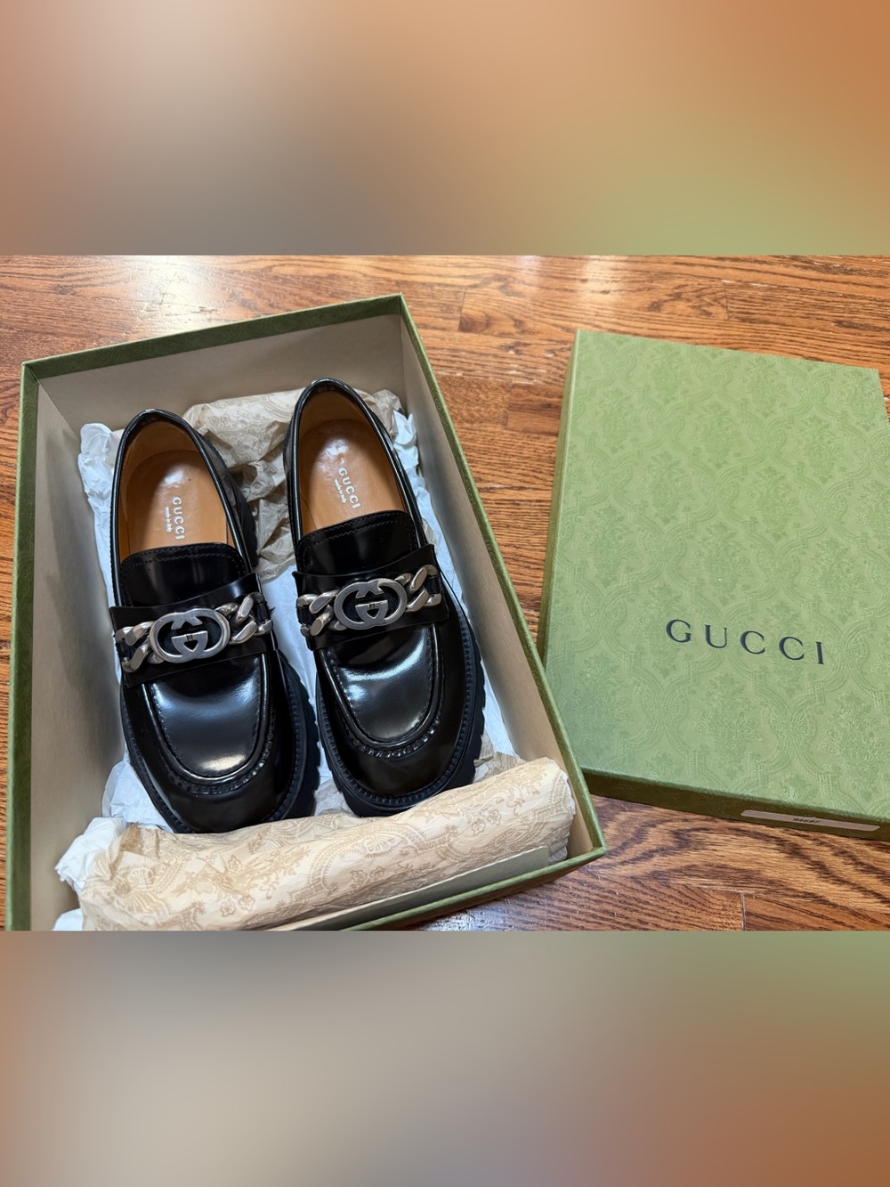 Gucci Black Leather Women’s Chain Detail Loafers
